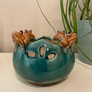 Small Glazed Ceramic Pot with four frogs sitting on the rim.